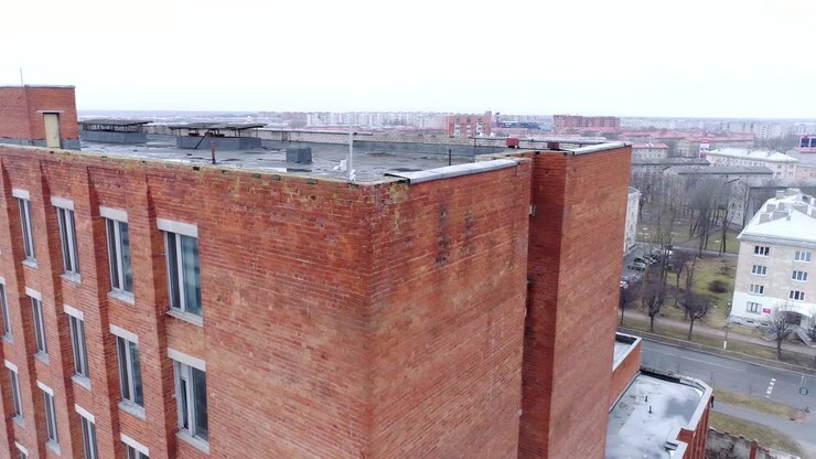 L'edificio in mattoni rossi nella città di Narva, Estonia.
