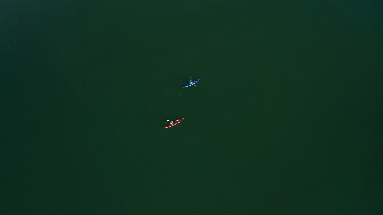 remar en un kayak con amigos en la bahía para pasar una tarde soleada y divertida