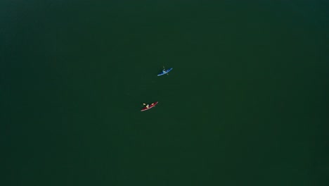 Remar-En-Un-Kayak-Con-Amigos-En-La-Bahía-Para-Pasar-Una-Tarde-Soleada-Y-Divertida