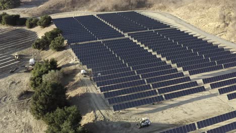 Descenso-Aéreo,-Granja-De-Paneles-Solares-En-La-Cima-De-La-Montaña,-Tecnología-Verde