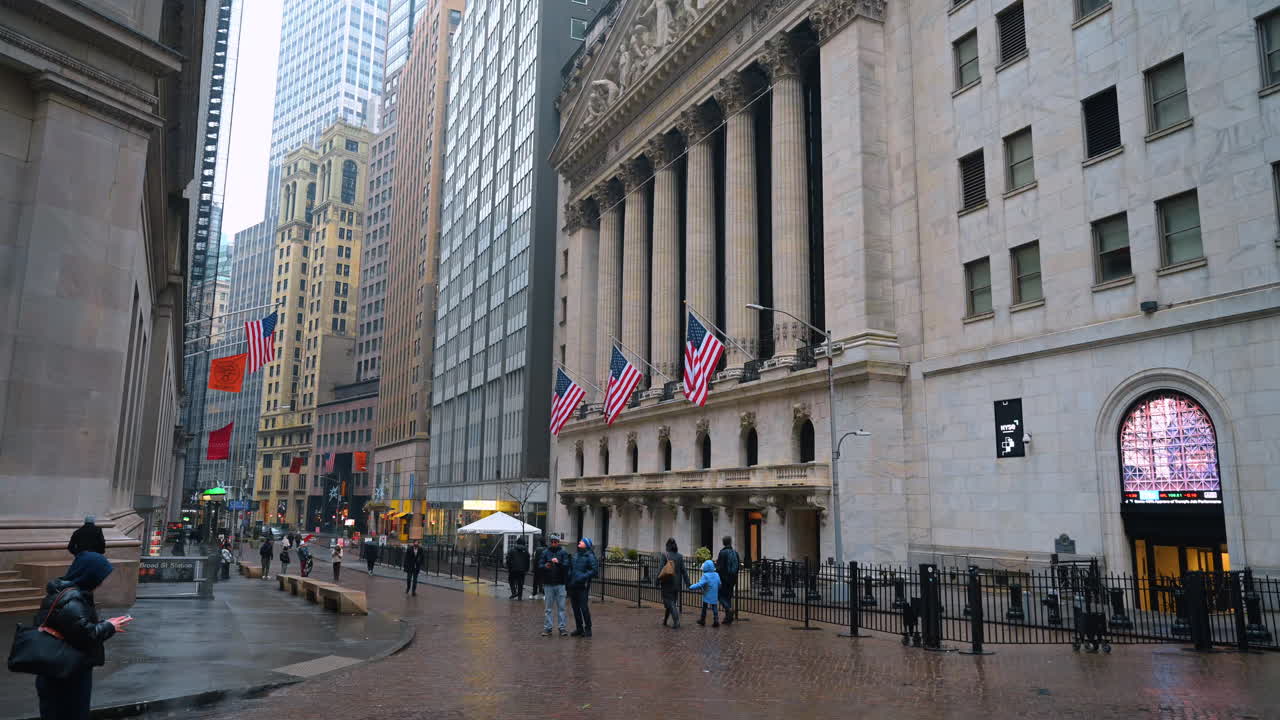 New York, USA, 24. december 2025: Udvendig visning af New York Stock Exchange. Udvendig visning af New York Stock Exchange med amerikanske flag på Manhattan