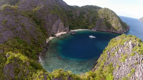 un barco solitario en la bahía de filipinas