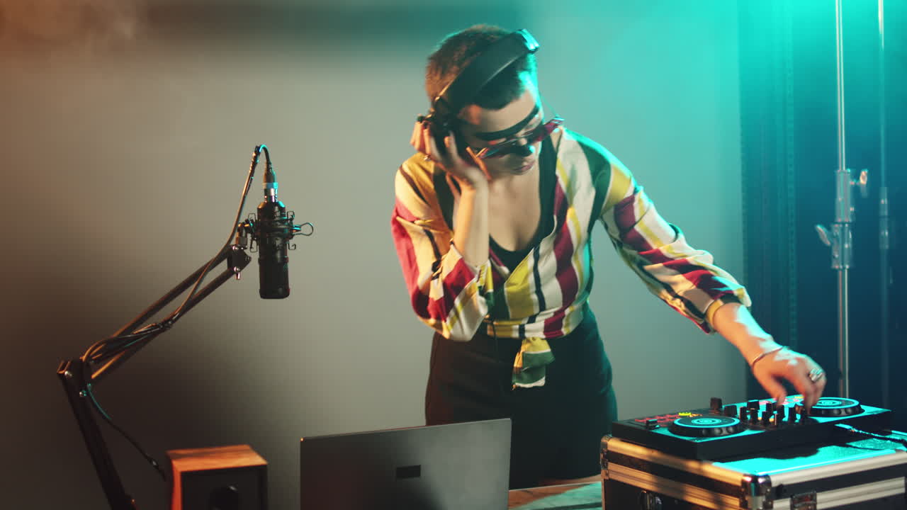 테크노 서가 턴테이블에서 키 사운드를 연주합니다.