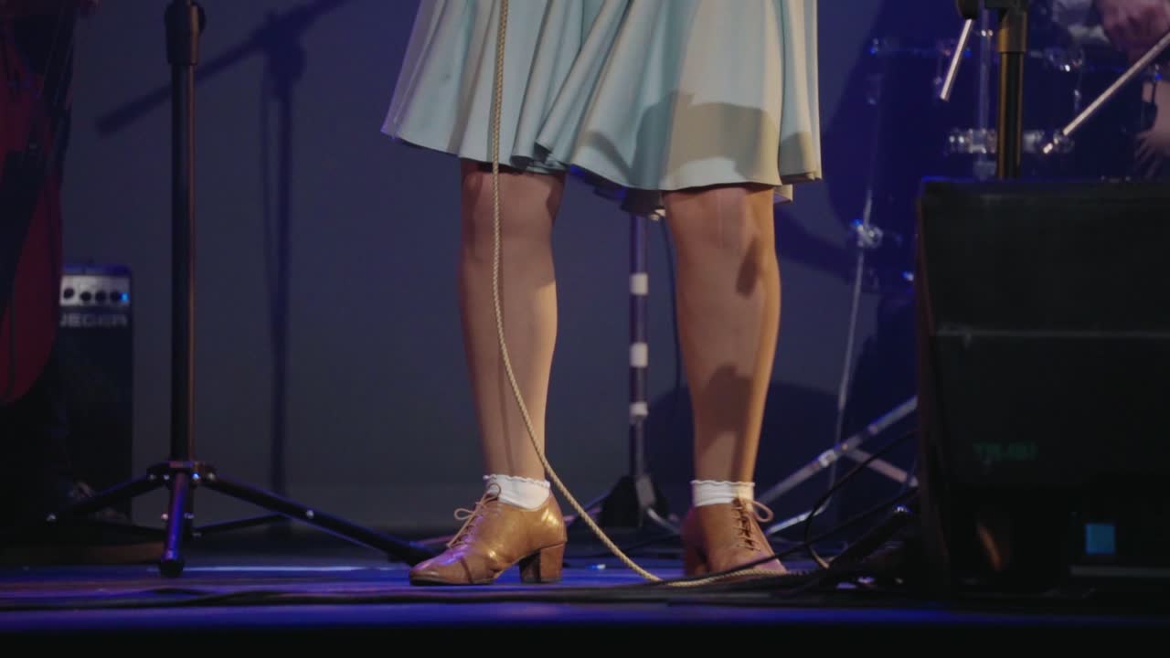 ser boop bailarina en falda baila aserrado en el escenario