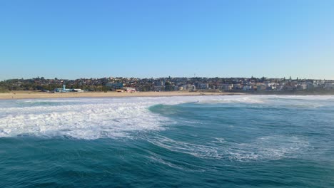 paisaje urbano en el paseo marítimo de la playa azul de maroubra en sydney, australia