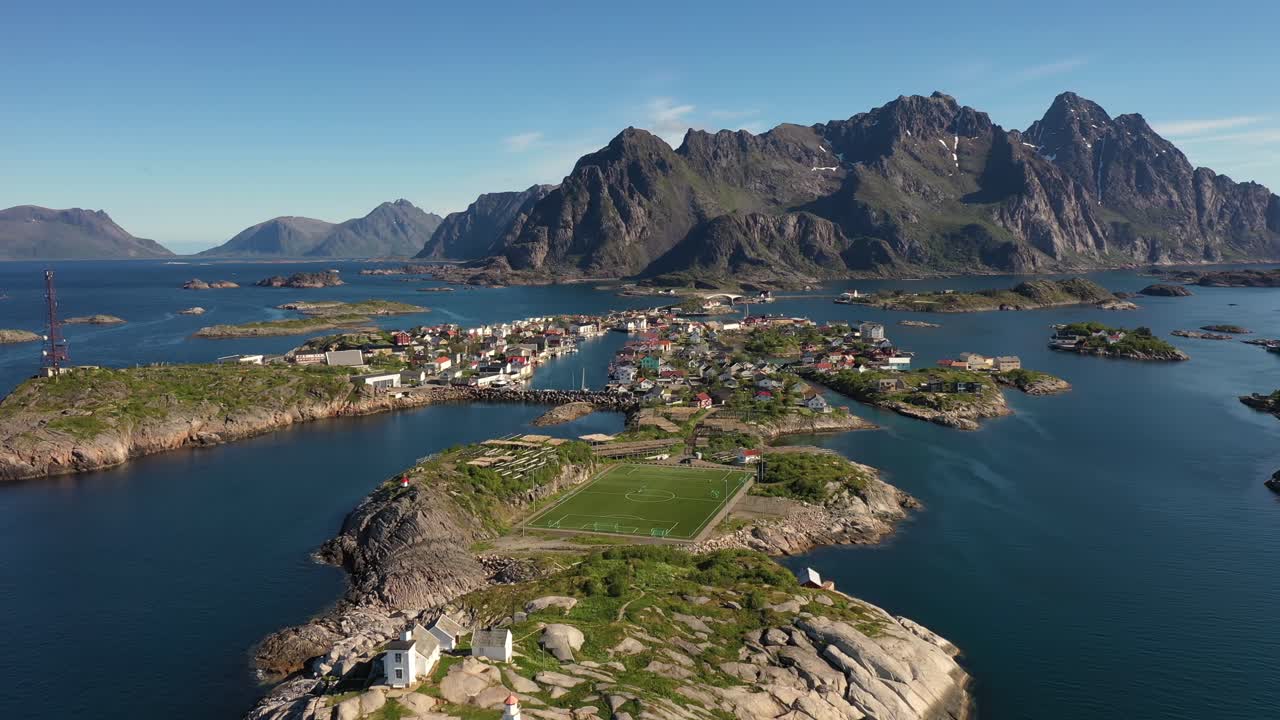 henningsvaer lofoten es un archipiélago en el condado de nordland, noruega.
