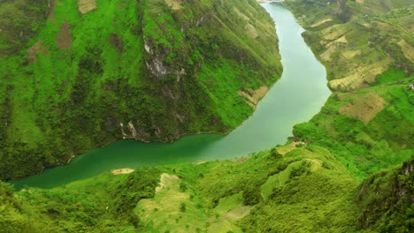 Vista-Aérea-Del-Magnífico-Río-Nho-Que-Con-Su-Agua-Verde-Azul-Turquesa-Bloqueada-Por-Una-Presa-En-El-Hermoso-Paso-Ma-Pi-Leng-En-El-Norte-De-Vietnam