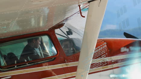 piloto en la cabina de un pequeño avión con animación de interfaz digital sobre la ventana