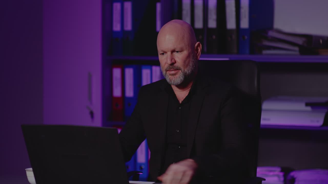 hombre sentado en el escritorio en la oficina