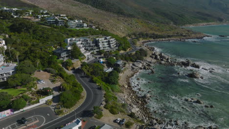 Vuela-Sobre-El-Suburbio-Residencial-En-La-Costa-Del-Mar.-Residencias-Modernas-Y-Lujosas-Y-Casas-De-Huéspedes-En-Un-Destino-Turístico-Tropical.-Ciudad-Del-Cabo,-Sudáfrica