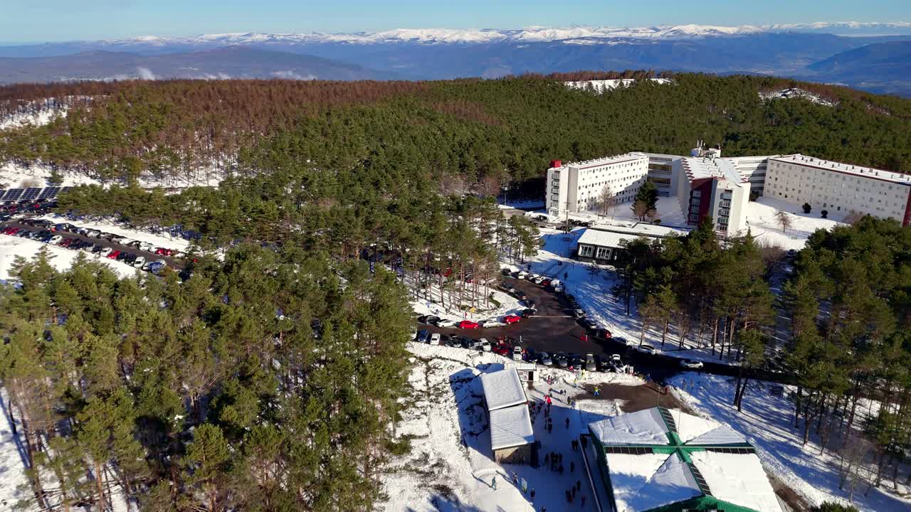 Drone fanger vintervitaliteten til Manzaneda Ski Resort i Galicia, Spania, og viser det snødekte landskapet og anleggsdriften etter skogbrannene
