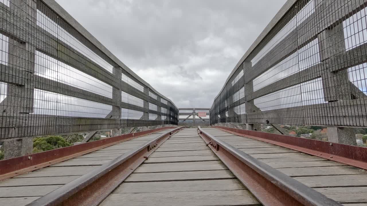 железнодорожные пути на огороженном мосту