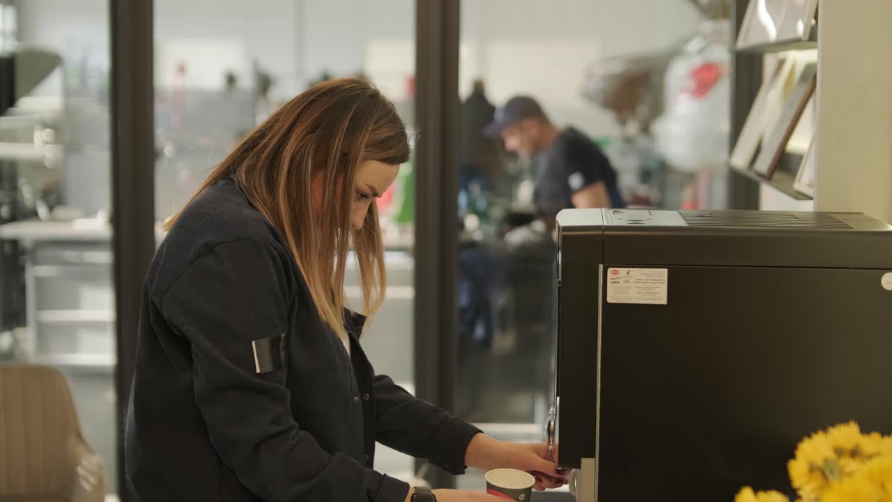 gerente de servicio de automóviles disfrutando de una pausa para el café