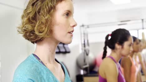 mujeres hermosas haciendo ejercicio en el estudio de fitness