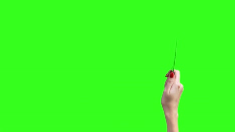 video de cortar la mano de una mujer con un cuchillo en fondo verde