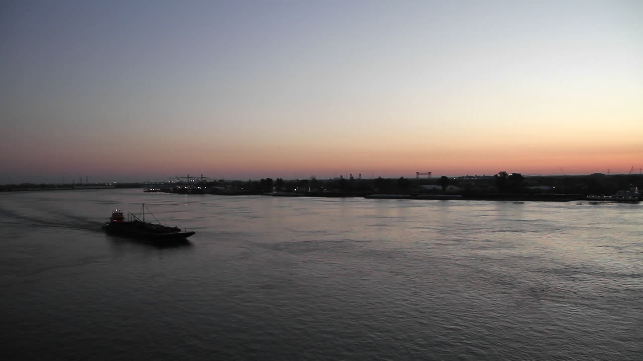una gran barcaza viaja por el río mississippi