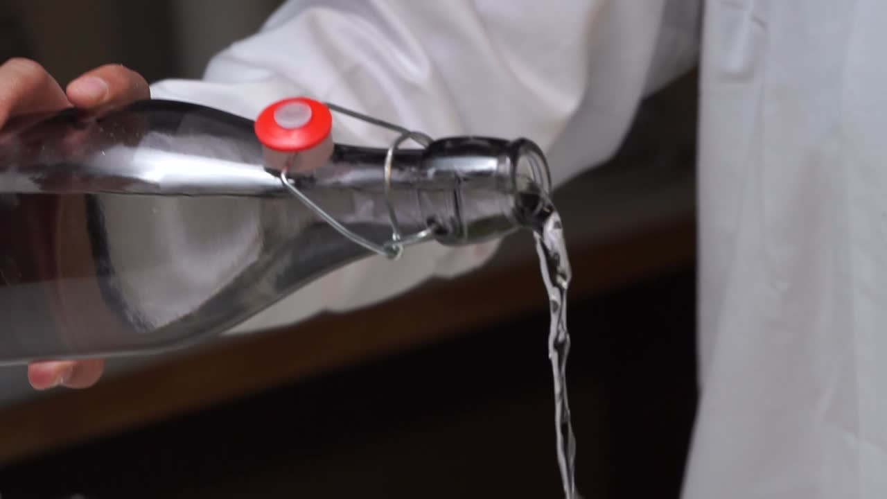 물을 붓는 요리사 슬로우 모션