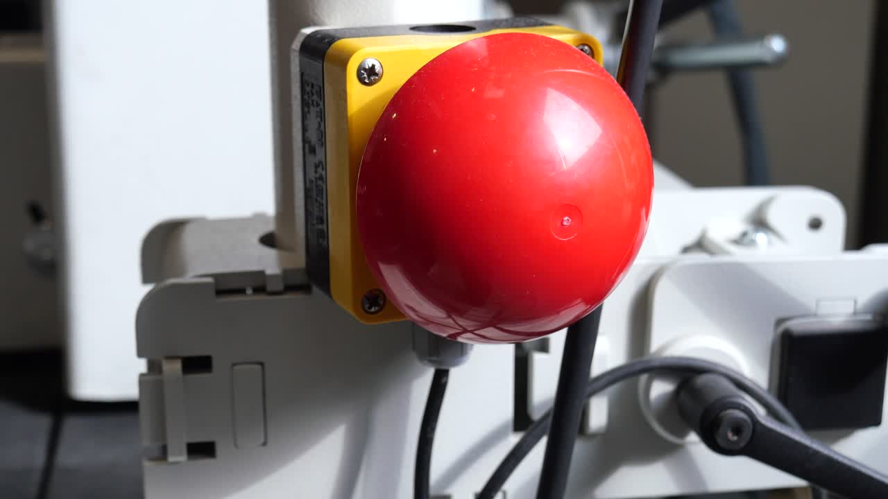 botón de parada de emergencia en la máquina industrial