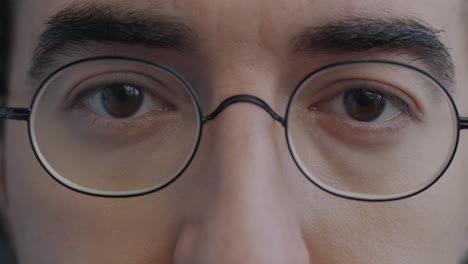 primer plano de una persona que lleva gafas