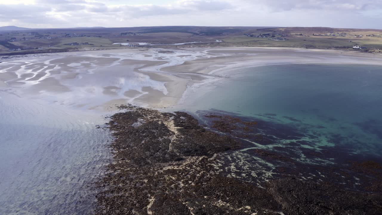 tiro de drone de la playa de gress en un día soleado en las islas hébridas exteriores de escocia
