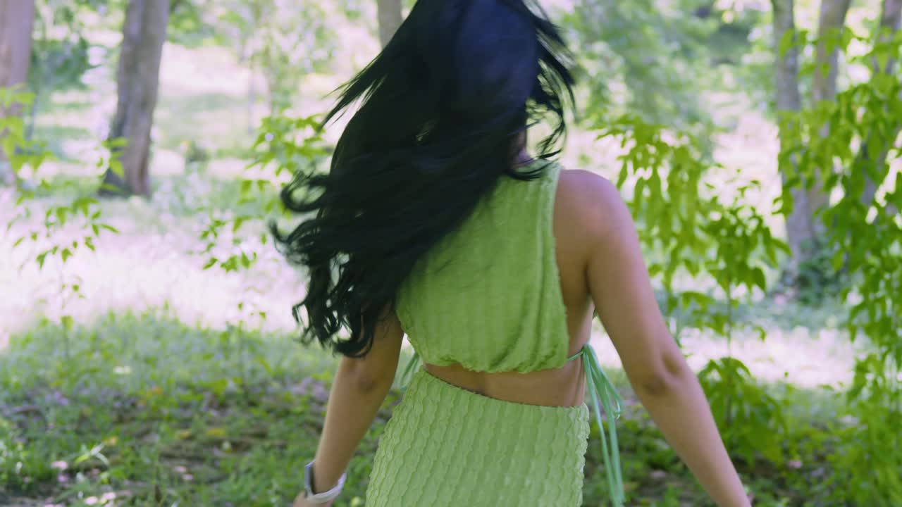 Magnifique jeune femme tournant pendant que ses cheveux flottent au vent