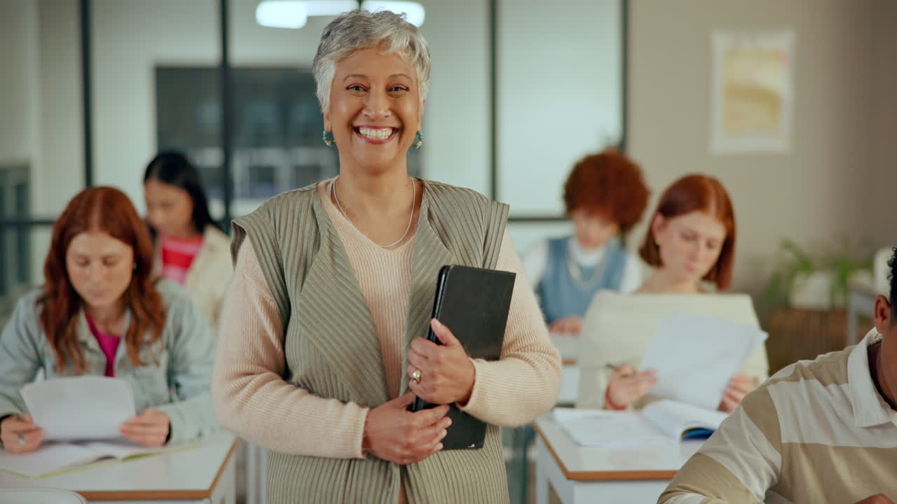 maestro con estudiantes en un aula
