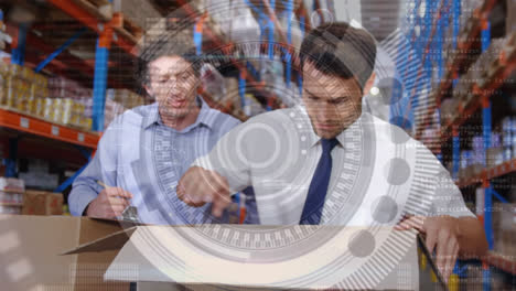 animación de escaneo de alcance y procesamiento de datos sobre hombres que trabajan en el almacén