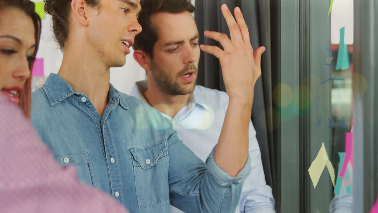 animación de gráficos financieros sobre diversos empresarios de tormenta de ideas en la oficina