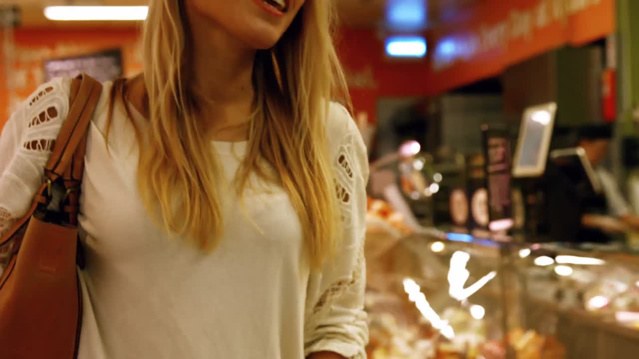 디저트를 선택하는 여자