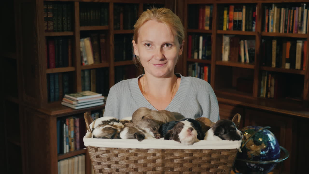retrato de una mujer con una cesta llena de cachorritos