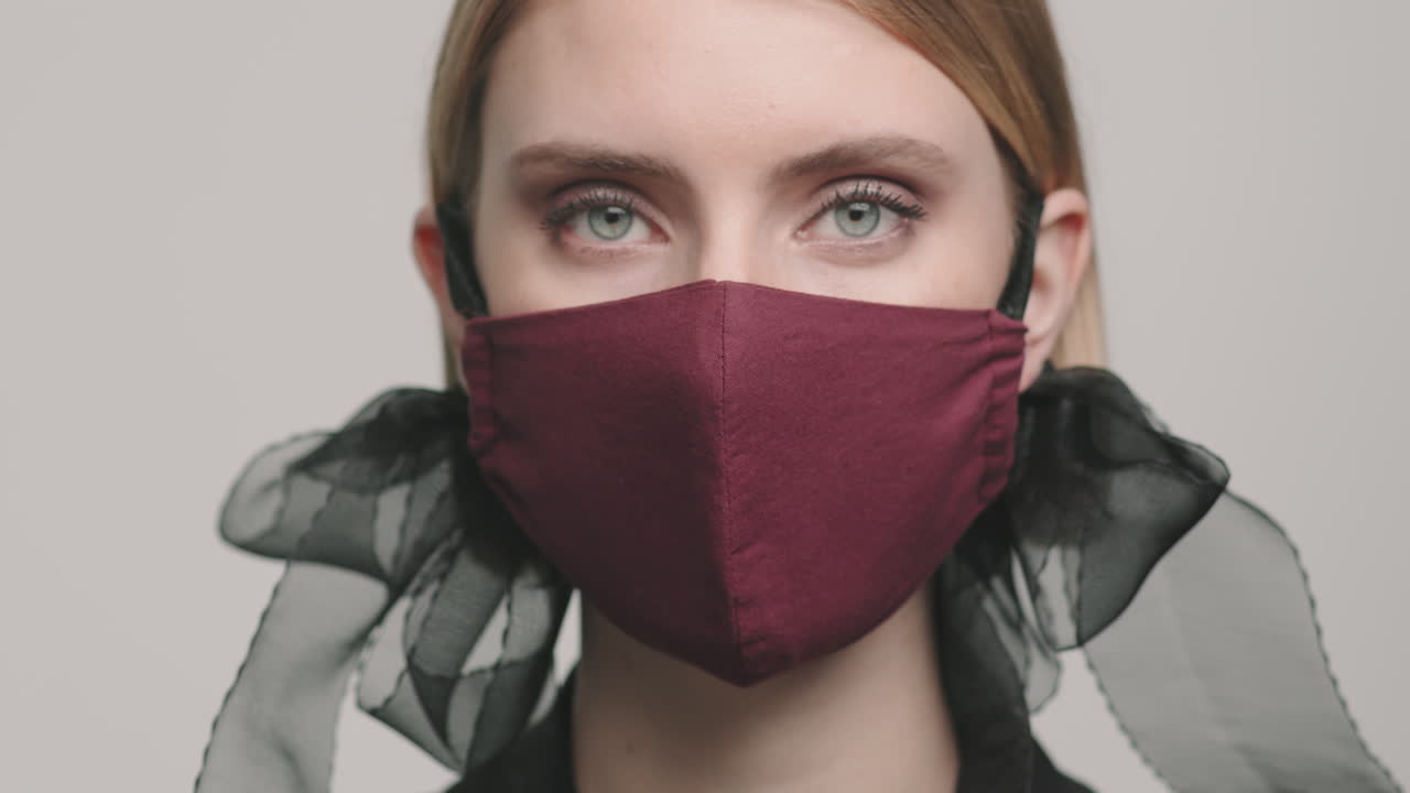 primer plano de una modelo femenina con una elegante máscara facial