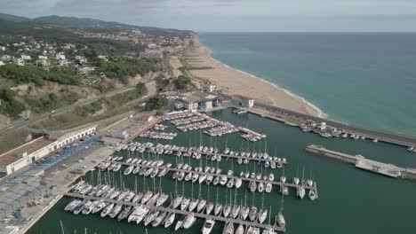 puerto deportivo de arenys de mar en el maresme provincia de barcelona pequeñas embarcaciones amarradas pueblo pesquero imágenes aéreas