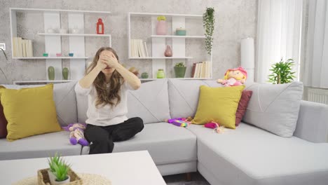 madre e hija están felices y divirtiéndose en casa.