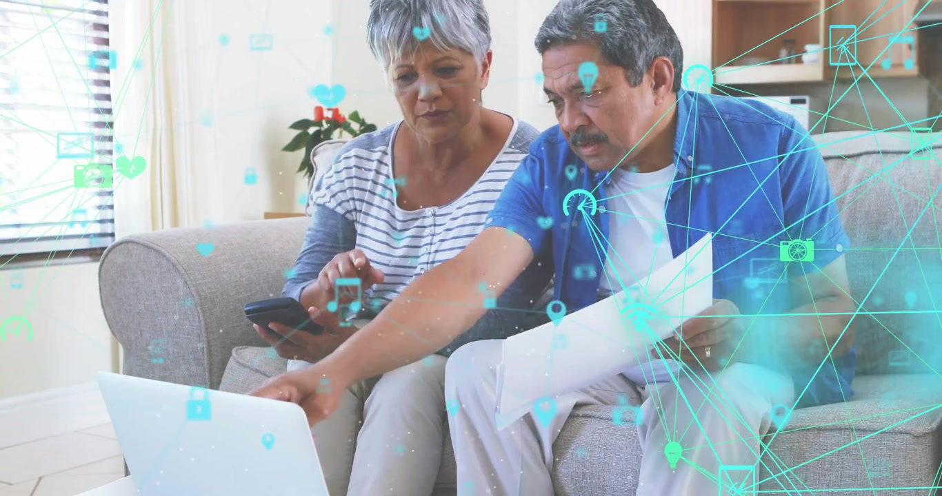 Coppia anziana che esamina un documento, naviga sul laptop e tocca lo smartphone con una rete tecnologica