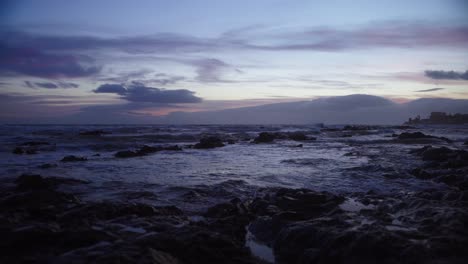 Olas-Del-Océano-Durante-El-Crepúsculo-En-Una-Playa-Rocosa