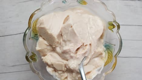 yogur cremoso en un tazón de vidrio