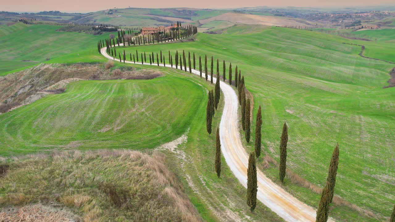 푸른 언덕과 아시아노 근처의 사이프러스 나무가 있는 자갈 도로의 원형 공중 풍경 val d'orcia, 시에나 지방, 이탈리아