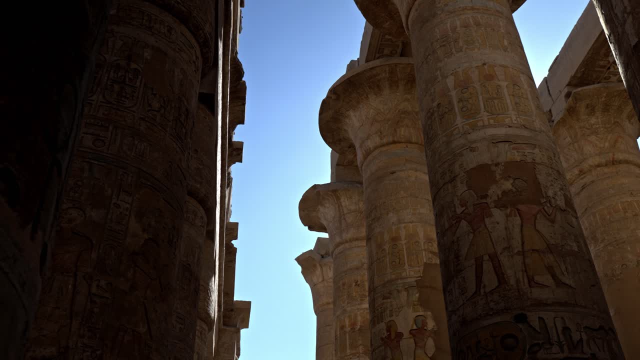 Situata all'interno del complesso del Tempio di Karnak a Luxor, Egitto, questa vista verso l'alto immortala le imponenti colonne della Grande Sala Ipostila