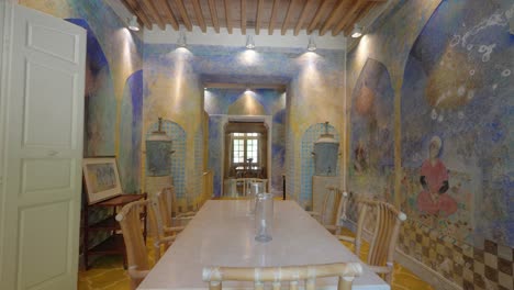 disparo interior de murales religiosos dentro de un comedor dentro del castillo de castilla