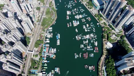 puerto de aberdeen y horizonte en el suroeste de la isla de hong kong en un hermoso día, vista aérea