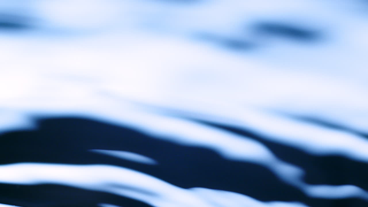 물방울의 실제를 닫고 광고용 텍스트를 배치할 수 있는 복사 공간이 있는 스튜디오에서 스무트 색상 배경을 가진 물과 발산 원으로 떨어집니다.