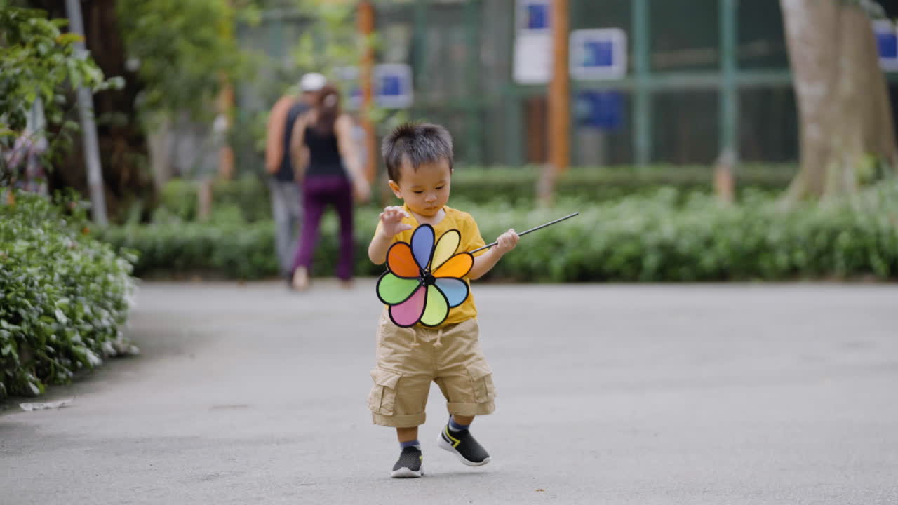 공원에 있는 아시아 아이