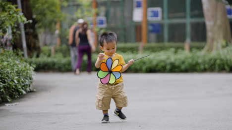 niño asiático en un parque