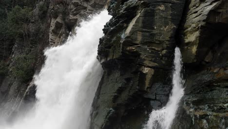 Linville-Fällt-Seitlicher-Schuss-Des-Fließenden-Wassers