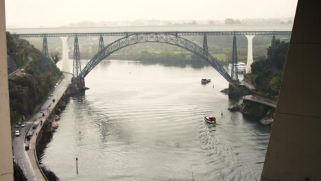 Paisaje-Urbano-Y-Río-Douro-En-Porto,-Vista-Aérea-De-Ribeira-Desde-San-Luis-I-Birdge