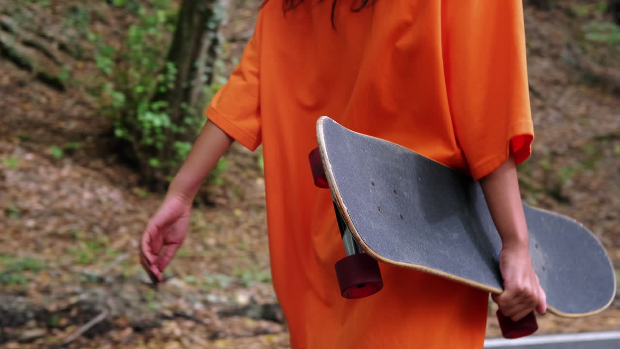 persona que camina con una patineta