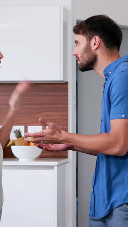 pareja discutiendo en la cocina