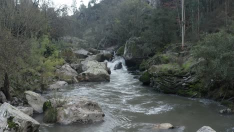 Fließende-Bäche-über-Große,-Mit-Moos-Bedeckte-Felsen-Im-Ruhigen-Regenwald-In-Der-Nähe-Von-Porto,-Portugal