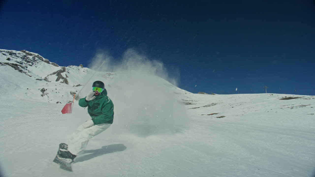 Snowboarder che sfreccia a tutta velocità su una pista battuta ad Anzère, intagliando curve e sollevando un'enorme nuvola di neve dritta verso la telecamera. Azione alpina ad alta energia, luce brillante e un inverno cinematografico.