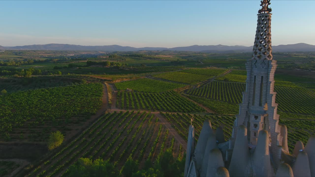 Avvicinamento con drone al Santuario della Vergine di Montserrat e ai vigneti, Montferri